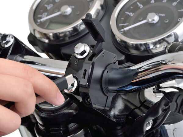 Daytona 80400 USB-C 18W töltőaljzat kormányrúdra, Power Delivery 3.0 - Image 1