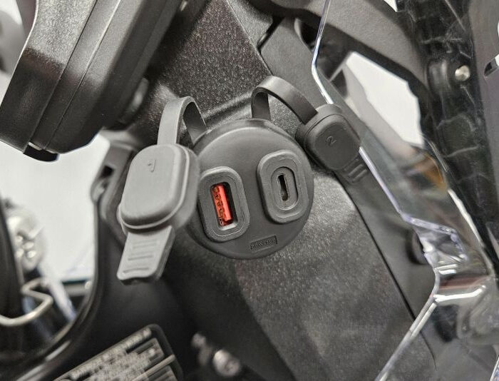 USB+USB-C csatlakozó a gyári DIN-aljzat helyére (CAN-BUS rendszerhez)